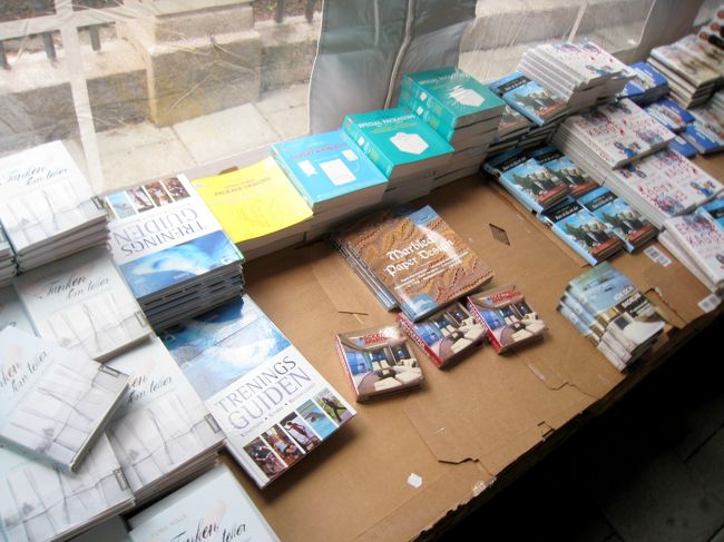 サマーフェスティバルが開催されていて、ここは本を売っていました。結構乱雑に本が並べられています。