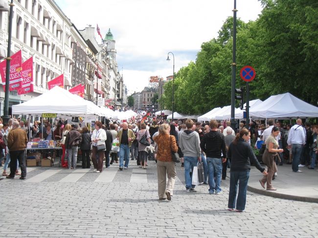 王宮から伸びている道でフェスティバル開催中。テレビカメラなども来てとても賑やか。