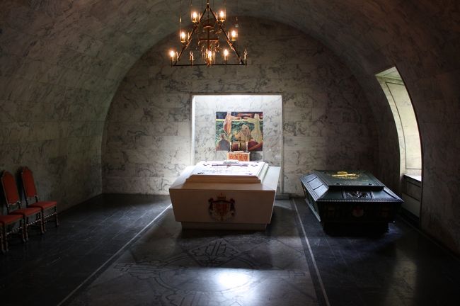 内部は照明が少なく、薄暗い。前王のお墓、でしょうか。