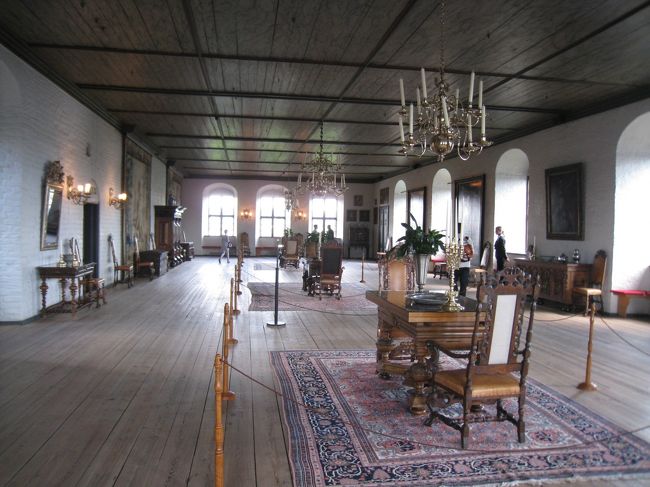 大きな広間は外からの光が差し込み、明るい。とてもシンプルな感じ。