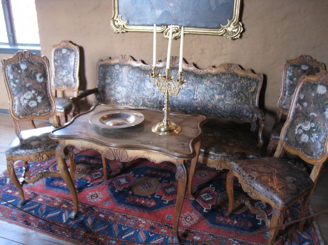 調度品もあまりごてごてしていない。