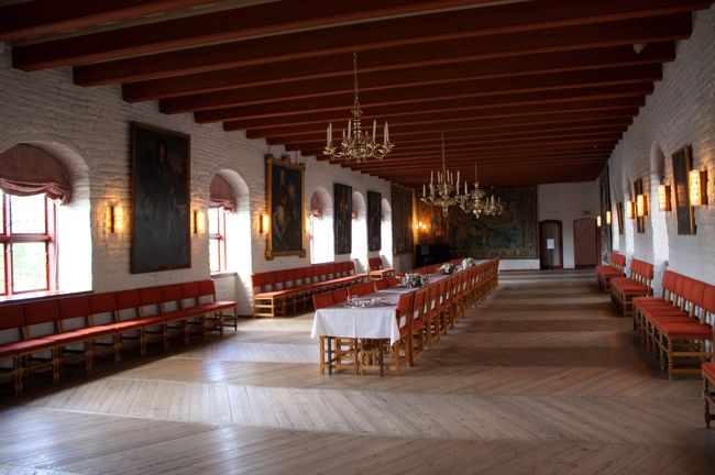 シャンデリアもシンプルですっきりした印象。