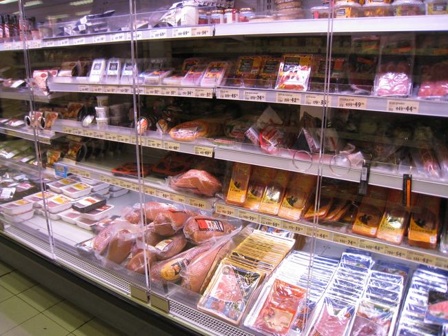 スーパーで少しだけ買い物。肉類は何グラム入ってるのか、ものすごく大きい。