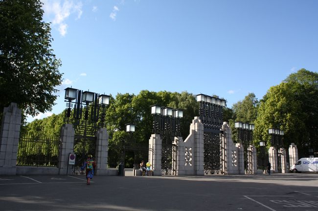 最後はトラムでヴィーゲラン（フログネル）公園へ。<br /><br />たまたま乗ったトラムで抜き打ちの切符検査がありました。私の前に座っていた人は切符を持っていなくて、前に連れて行かれました。一緒に乗った人は降車駅で降りても、その人は降りてきませんでした。どうしたんだろう…。