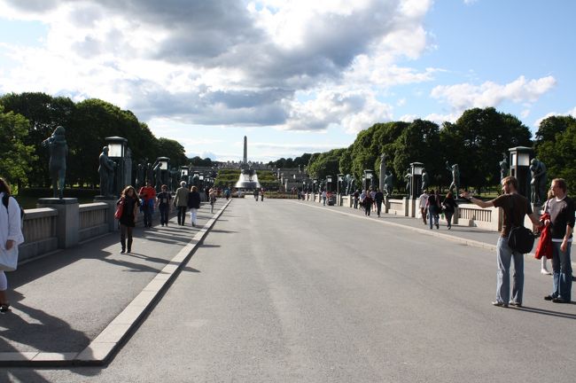 橋の両側にたくさんの像が。