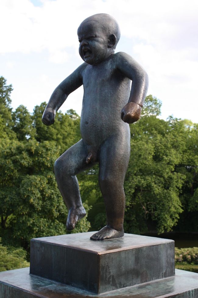 有名な「おこりんぼう」の像。結構小さい。よく触られるのか、左手がつるっつる。