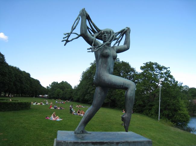 髪の毛をピラーンと持って走っている人の像。不思議だ、とても不思議だ。