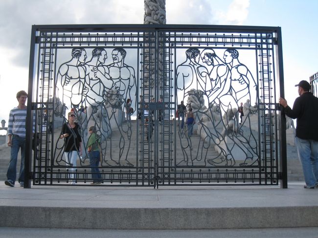モノリッテン前の門。ムキムキの男の人が…。門も作品のひとつなんですね。