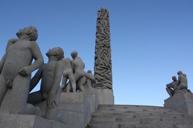 遠くからでもよく見えるモノリッテン。高さ17ｍ、総重量260トンの塔に老若男女121体もの人間が刻まれている。