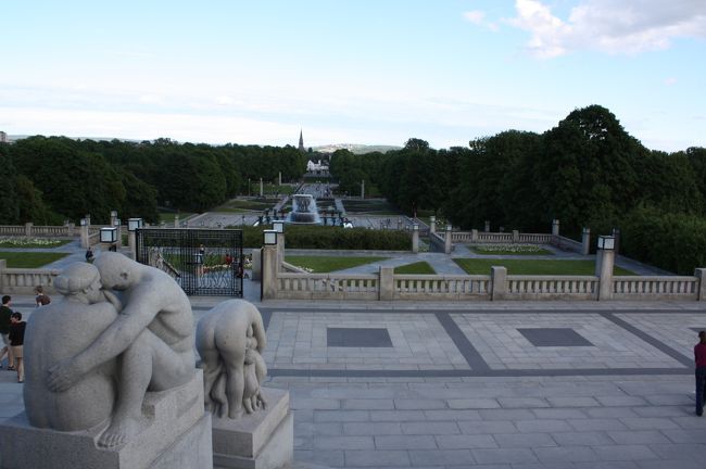 モノリッテンから見た入り口方向。市民の憩いの場になっていて、とても気持ちのいい場所。