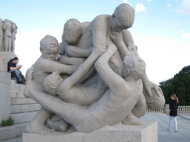 絡まりあう人の像。