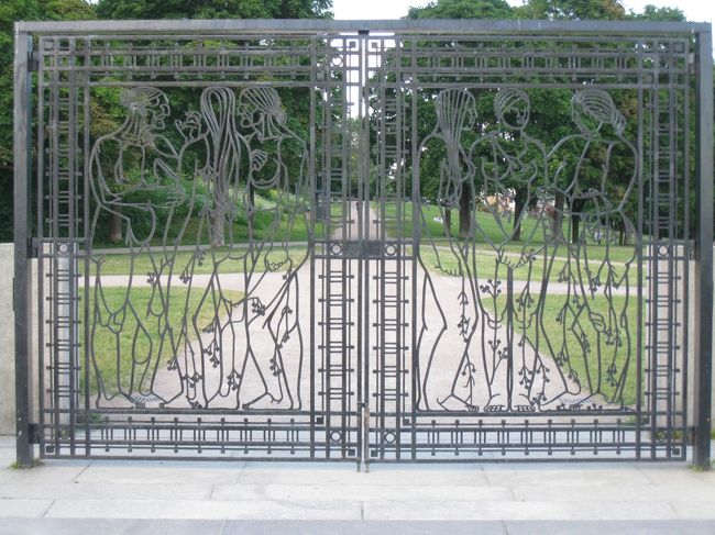 この門はふくよかな女性。