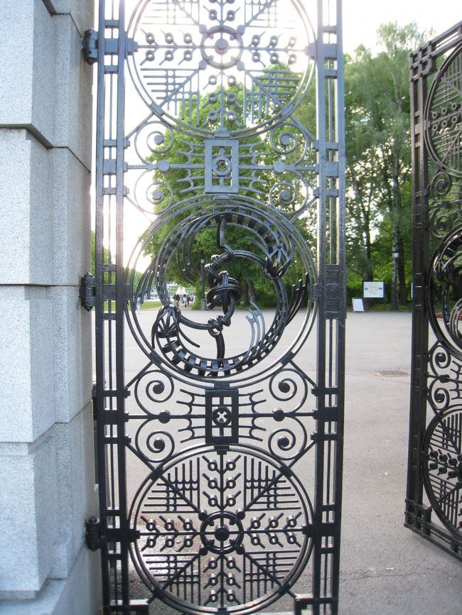 入り口の門もとても繊細で綺麗です。