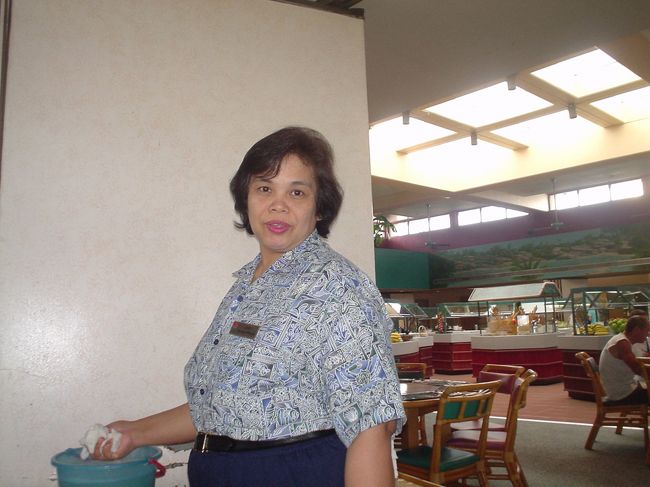 ホテル内レストランのおばちゃん。<br /><br />たしか朝食で$20ぐらいしたような。