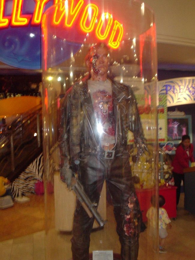 プールで泳いだあと<br /><br /><br />街へ。<br /><br /><br />ターミネーターです。