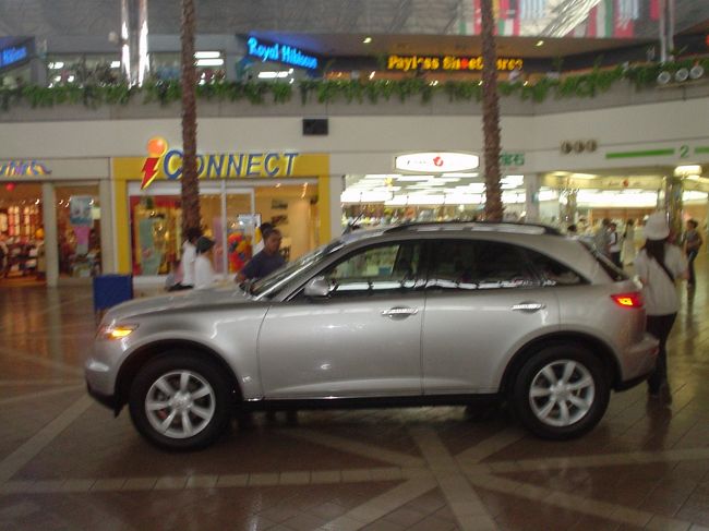 当時、日本にはない車が展示されてました。<br /><br />車好きの僕らは興味津々