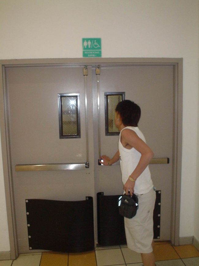 グアムのスーパーの非常口。<br /><br /><br />日本より確実に大きいですね。