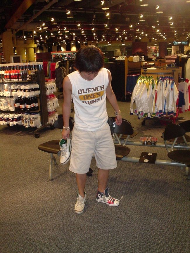 フットロッカーで日本にない靴を買いました。<br /><br /><br />値段を見ずにカードで支払い。<br /><br /><br />帰国後の額にびっくりしたのを覚えてます。