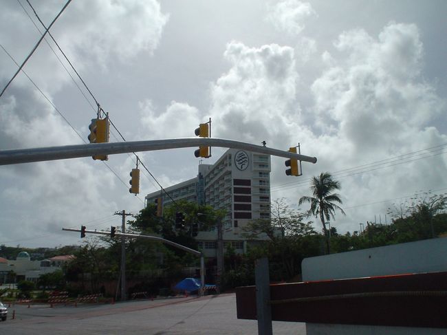 翌日の朝食は地元のセブンイレブンへ。<br /><br /><br />途中の信号の写真。<br /><br /><br />変な形してます。