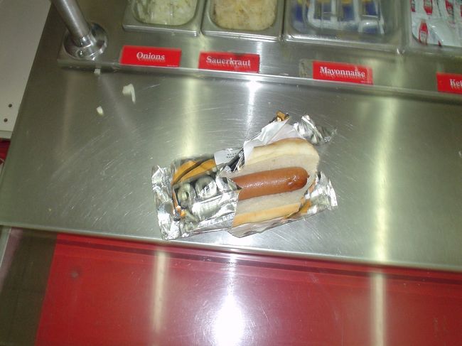 ホットドッグ。<br /><br /><br />映画で見た様な、マズそうで、デカイホットドッグ。<br /><br /><br />でも旨かったですね。