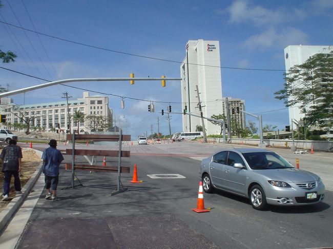 台風の影響で道がえぐれてました。