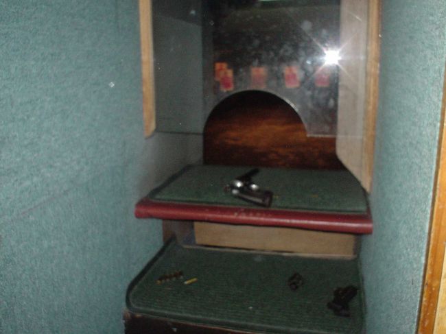 友人の誘いで、銃を撃ちに行きました。<br /><br /><br />小さい銃でしたが、衝撃が凄い。