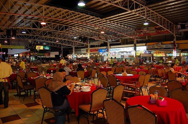 ホテルに荷物を置いて、夕食を食べに出かけました。<br />やってきたのは「セドコ・コンプレックス」。<br />ホテルから徒歩15分くらい。<br /><br />ここは、ダナンバレーのロッジで会った日本人旅行者の現地日本語ガイドさんに、コタキナバルの美味しいレストランを聞いたら教えてくれたところ。<br />シーフードが美味しいんだって。<br /><br />広いスペースにテーブルがずらりと並び、その周りに色々なお店が並んでいます。<br />食べ物はどこのお店から買ってもいいというシステム。