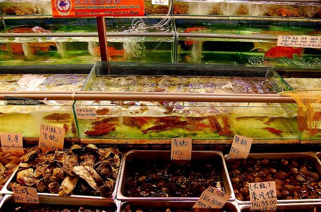 ずらりと水槽が並び、シーフードが並びます。<br />どれを選んだら良いのか、わからないー！<br /><br />しかも値段は重さあたりで書かれているので、結局最終的にいくらになるのかもわかりにくい。<br />ま、でもいいやー、適当に頼んでしまえ。<br />お店のお姉さんが、これだったら揚げるのが美味しい、とか、バターソースが美味しい、とかアドバイスしてくれます。