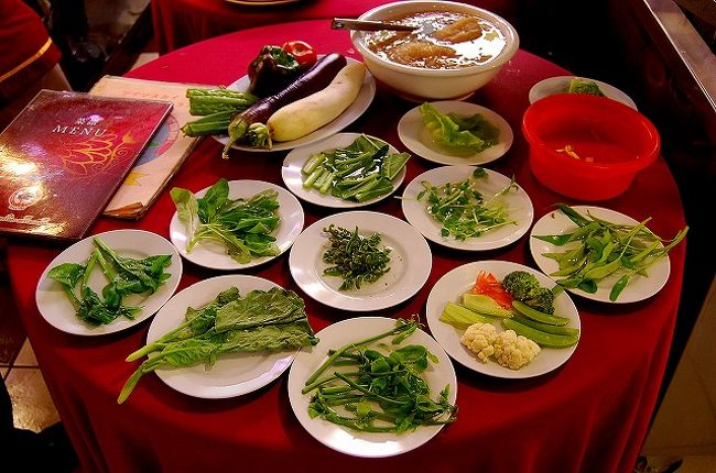 野菜炒めも、こんなに色々な野菜から選べます。<br /><br />サユールマニス、「フン」、青梗菜、その他色々。<br />食べ方も、ニンニク炒め、オイスターソース、など。