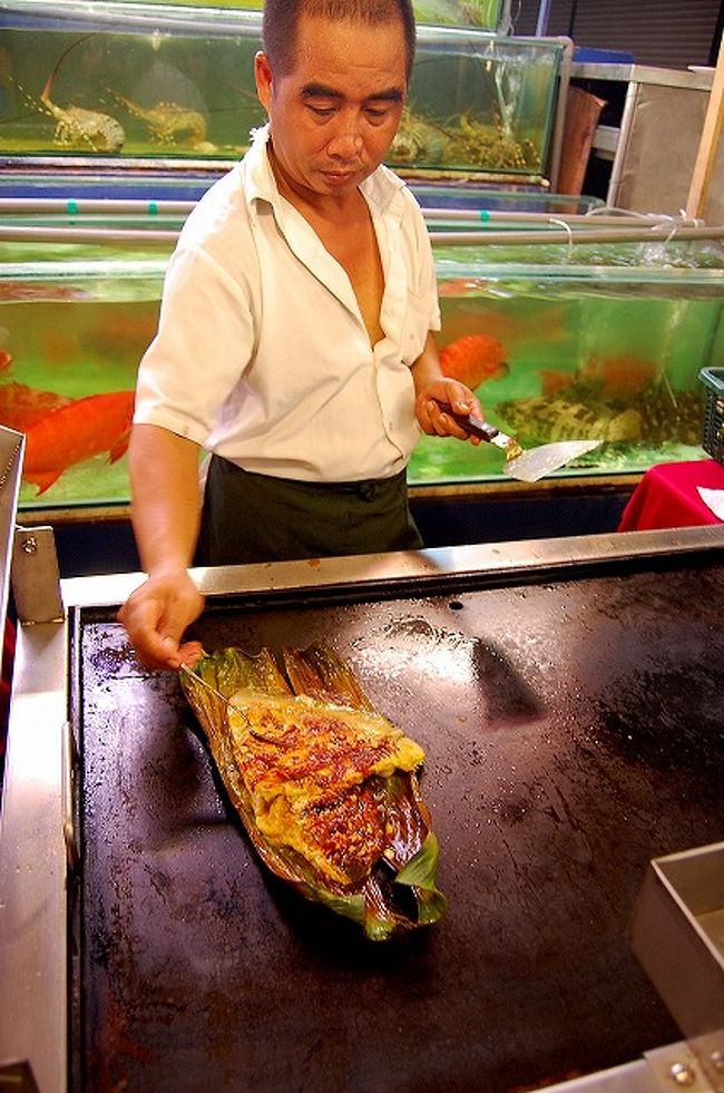 このオジサンが作ってる料理も美味しそうでした。<br /><br />魚のカレー炒めみたいな感じ。