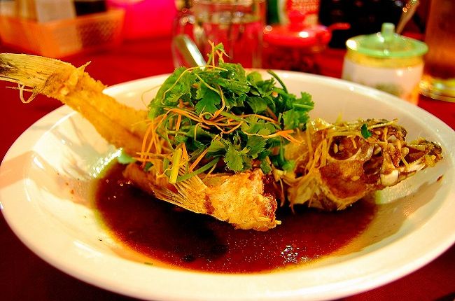 魚のフライ。醤油ベースのソース。<br />上にはパクチーがのってます。<br /><br />食べる部分がちょっと少なかったですが、この魚すごく美味しい♪<br />