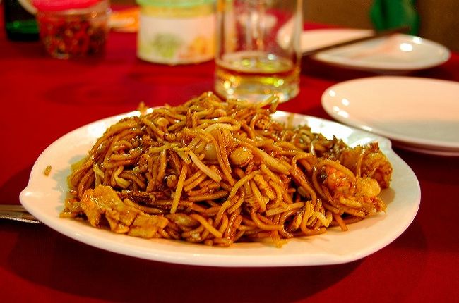 シメの焼きそば。<br />一応、海鮮焼きそば。<br />海老やらイカやら入っています。<br />オイスターソース味。<br /><br />全部、美味しかったです♪<br />一体いくらになったんだ？とビクビクでしたが、<br />飲み物も含めて全部で6000円弱。<br />1人3000円ぐらいの予算、と聞いていたので、まぁそんなもんか。<br />コタキナバルにしては高い感じはしますが、美味しかったので、ま、いっか〜。