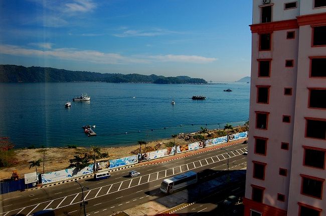 翌朝！<br /><br />ホテルの部屋からの眺めです。<br />目の前は海。<br />残念ながら、ビーチではありませんし、何かの工事中で、塀みたいなのが建てられていて、道からは海が見られませんが…。<br />