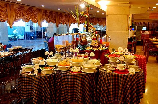 朝食会場。<br /><br />部屋が古くて、暗くて、いまいちな感じだったので、全く期待せずに行ってみたのですが…<br />なんだかすごい充実してる！<br />フルーツ、デザート、ジュースのゾーンだけでこんなにいっぱい色々並んでいます。