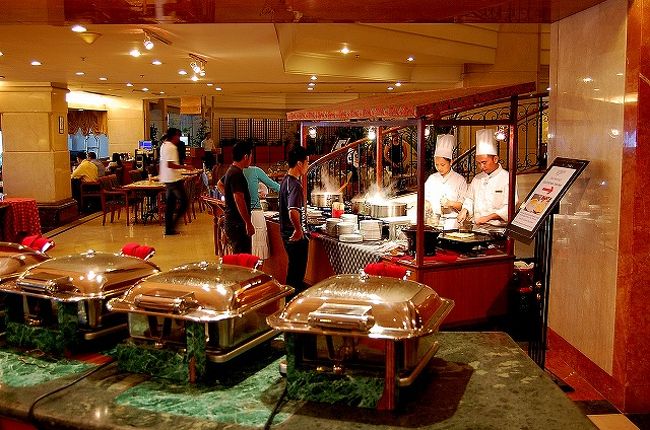 夕食ビュッフェ並みに、温かい料理も各種並んでいます。<br />その奥には、その場で作ってくれる、麺コーナーとロティ・チャナイコーナー♪