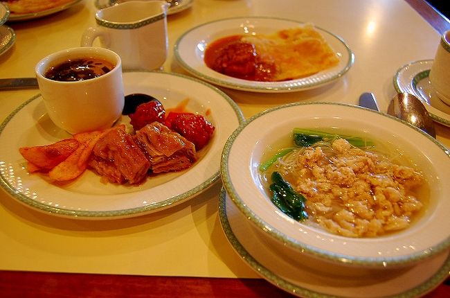 鶏そぼろをたっぷりトッピングした細いスープ麺。<br />ロティ・チャナイ。<br />おかず各種。<br />ちょっとだけ和食もあって、なぜかワカメのたっぷり入った茶わん蒸しもありました。<br />（味はいまいちでしたが…）<br />中華風湯葉煮込みも美味♪