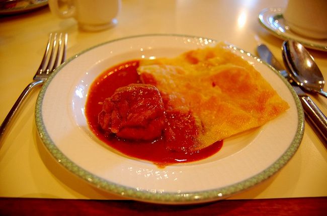 ロティ・チャナイ。<br /><br />これ、本当に美味しかった！<br />チキンカレーも非常に美味♪<br />おかわりしちゃいました〜。