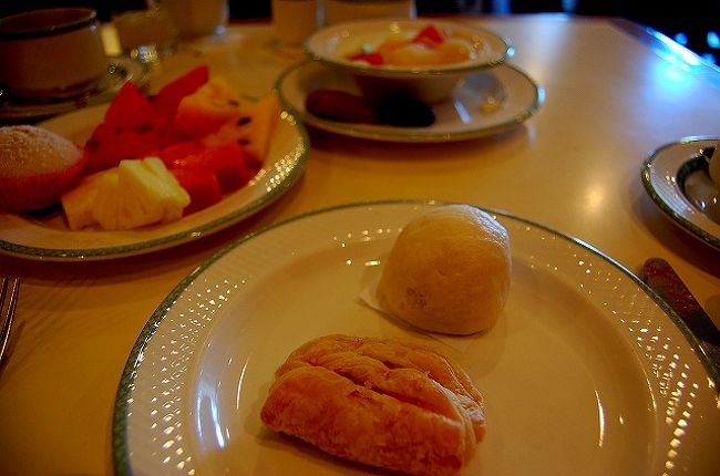 デザートも色々♪<br /><br />フルーツ、ヨーグルト、マフィン…<br />パンダンリーフの緑の餡が入った、中華まんじゅうも美味しかったですし、カレーパフもGood！<br /><br />大満足の朝食でした〜。<br />この朝食の為に、このホテルに泊ってもいいかも♪