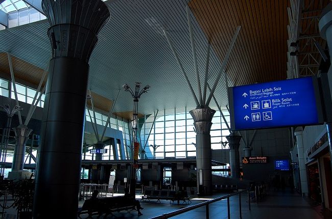 コタキナバル空港。<br /><br />飛行機は空いているらしく、スムースにチェックインできました。