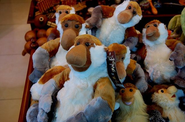 ターミナル内のお土産屋さんにて、その2。<br /><br />テングザルのぬいぐるみ♪<br />かわいい〜♪