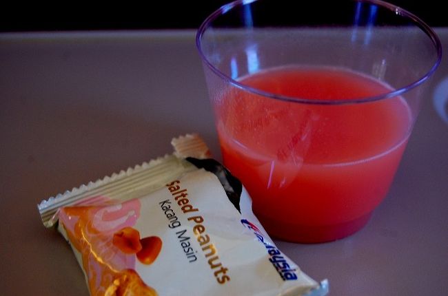 食前にグアバジュース。<br />ピーナッツ。<br /><br />帰りは5時間ちょっとのフライトです。