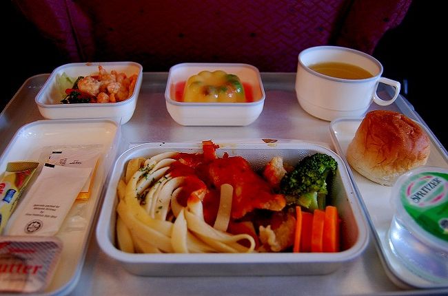 機内食。<br />魚のフライと、パスタ。<br />すごい色の寒天デザートでしたが、意外と美味しかったです。<br /><br />というわけで、7泊8日のへなちょこボルネオ探検旅行記は、これで終わりです。<br />|*´∀`)ﾉ*★*―――――完―――――*★*