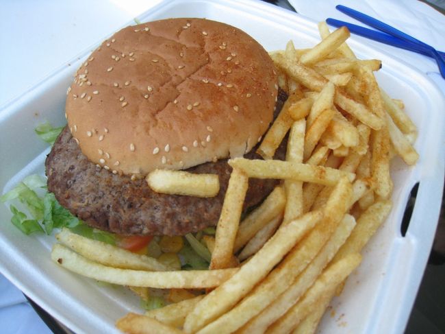 夕食は巨大なバーガーと下のケバブ。