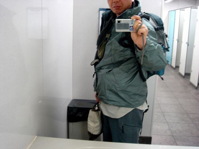 ＜２００９年３月２日・１日目＞夜行バスで広島から福岡へ移動<br />◎今回は移動距離が長いので荷物はデイバッグに入るものだけにまとめました。<br /><br />◎手に持っている小さいバッグにはデジカメ一眼が入っています。<br /><br />＜主な携行品＞<br />ＣＩＴＹカード（現地で現地通貨が引き出せるのでとても便利でした）キャッシュはＵＳドル（１＄、２＄、５＄、１０＄、小額紙幣中心に５０，０００円分、日本円は予備として５０，０００円くらい）、<br />バッファリン、正露丸、細菌性下痢用薬、下着２組、防寒着兼カッパ、長袖シャツ、ショートパンツ、デジカメ周辺機器、ケータイ（ブログアップ用）、ガイドブック「メコンの国」、「地球の歩き方・インド編」の必要な箇所の切り取り（インドも行くつもりでしたが事情により断念）、ゴムぞうり、１００円折り畳み傘、洗面道具、ノート、筆記具、１００円腕時計、予備のメガネ、サングラス、方位磁石（必携）、懐中電灯（必携）南京錠３組（必携）、ワイヤー９０ｃｍ（必携）、トイレットペーパー使いかけ（必携）