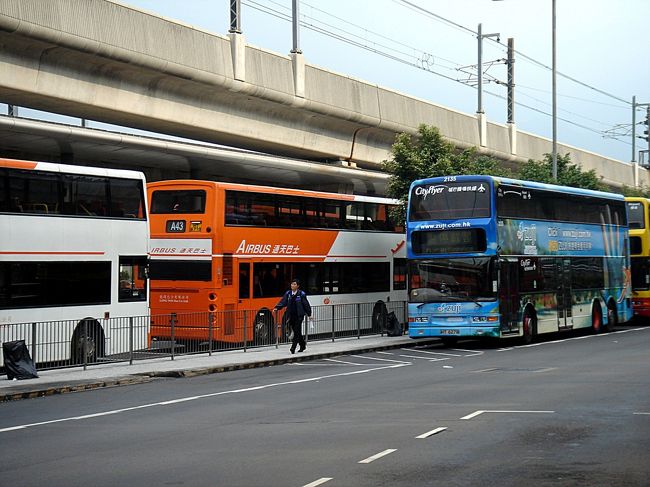 ＜２００９年３月３日・２日目＞香港<br /><br />■香港は何度か訪問したことがありますが、新空港になってからは初めての訪問です。<br /><br />■香港ドルの手持ちがなかったので、空港の銀行で両替しました。空港の銀行はレートが悪いと聞いていたのでとりあえず10,000円だけ両替しました。744ＨＫ＄でした。<br /><br />■市内までのバス用に小銭がいるので売店でポカリスエットを買いました。<br /><br />■空港を出て右手方向に空港バスのバス停が並んでいます。案内板があるので、行きたい方向のバス停へ向かいます。<br /><br />■宿は「ゴダイゴゲストハウス」（→　http://www.godaigo.info/）なので、そこに近いバスルート＜Ａ２１＞のバスに乗ります。乗り込むとき料金箱にコインを入れます。<br /><br />■２階建てバスなので２階にも上がれます。<br /><br />■繁華街まで一時間近くかかるので、最初から緊張しなくても大丈夫です。４０分を過ぎたあたりから窓から見える建物に注意しながら、ここだと思うところで降りてください。乗り過ごしても徒歩圏内ですからあせらなくても大丈夫です。<br /><br />◎バスルート地図（→　http://www5f.biglobe.ne.jp/~hongkong/route01.html　）<br /><br /><br />ポカリ・9.5香港＄<br />空港から市街・33香港＄<br />宿代（2泊分）300香港＄<br /><br />