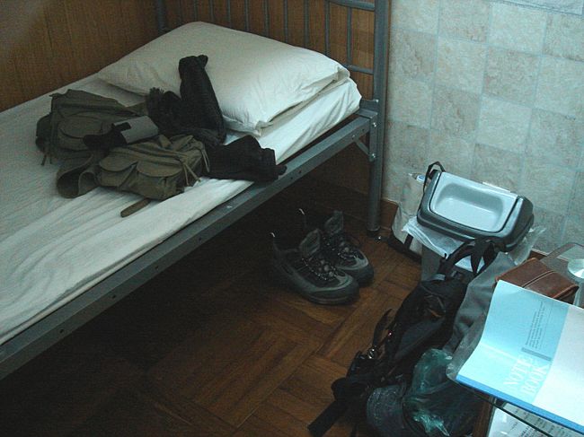 ＜２００９年３月３日・２日目＞香港<br /><br />■部屋は２段ベッド部屋をひとり部屋として使いました。<br /><br />■トイレ、シャワー室も掃除が行き届いていて清潔です。<br /><br />■香港情報はオーナーに尋ねれば親切に教えてもらえます。<br /><br />■近くには食堂やコンビニもたくさんあり、フェリー乗り場にも近いです。<br /><br />宿代（2泊分）300香港＄