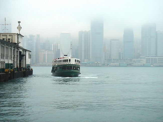 ＜２００９年３月５日・４日目＞香港から中国へ<br /><br />＜香港から南寧＞<br />■まず、香港の出国チェックを受けてそのまま進むとマイクロバスが並んでいるところへ出ます。どのバスに乗り込んでいいのか分からないので、近くにいる車掌さんか運転手さん風の人にチケットを見せ「ナンネイ、ナンネイ」と言うと、たぶん乗り込むべきバスを教えてくれると思います。この時点で、真っ暗ですからちょっとあせります。<br /><br />◎教えてくれた人には笑顔で「シェ、シェ」と言ってください。<br />