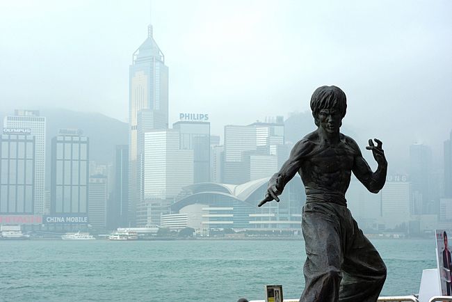 ＜２００９年３月５日・４日目＞香港から中国へ<br /><br />＜香港から南寧＞<br />■香港は中国領ですが、香港で乗ったバスが直接中国へ乗り込むわけではありません。<br /><br />■アジアの陸路国境越えの流れの基本は、?出国チェック、?緩衝エリア、?入国チェックです。<br /><br />■ですから、香港で乗ったバスは出国チェックポイントで下車します。その後、出国チェックを受けマイクロバスで緩衝地帯エリアを抜け、中国入国チェック（パスポートチェック）を受け、やっと南寧へ向かう寝台バスの乗り込めます。<br /><br />スターフェリー・1、7香港＄<br />朝食（パン、ミネラルウォーター）23、8香港＄<br />夕食・70香港＄<br />地下鉄・4、5香港＄、5香港＄