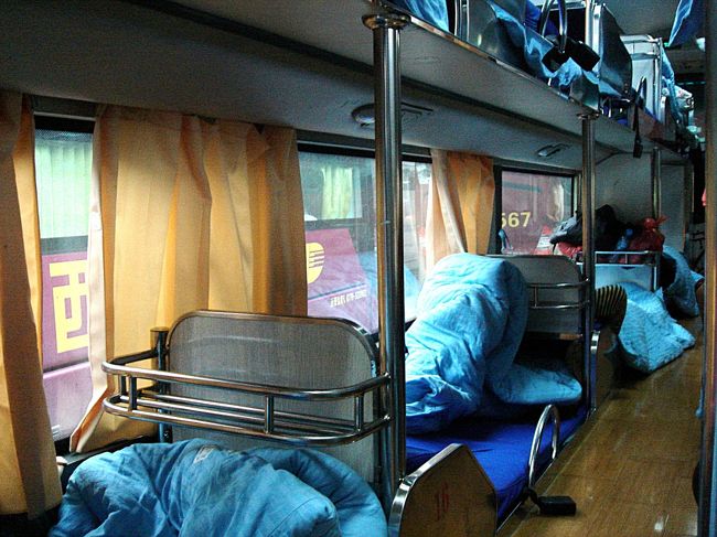 ＜２００９年３月５日・４日目＞香港から中国へ<br /><br />■バスの両サイドと中央に２段ベッドが設置されています。<br /><br />■夜中、ビュンビュン飛ばします。<br /><br />■途中、トイレ休憩が１〜２度あります。（半分寝ていたのではっきりとは分かりません）<br /><br />◎車内トイレもありましたが、壊れていて「使用不可」の場合もあると思います。