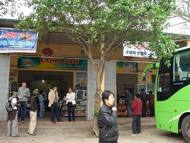 ＜２００９年３月６日・５日目＞中国からベトナムへ <br /><br />■途中でなんと言う街か分かりませんがトイレ休憩、お昼休憩があります。食堂もありますが、わたしは香港で買った具ナシのパンとミネラルウォーターで我慢しました。<br /><br />◎以降、バスに乗る当日の食事は下痢ピーが怖いので具ナシのパンとミネラルウォーター、またはコカ、ペプシで通しました。<br /><br />◎普通の食事をする場合は乗車の一時間以上前には食べ終わるようにしましょう。下痢ピーになる場合はそれくらいで前兆があるので、全部出しておきましょう。<br /><br />◎ベトナム移動中に会った日本人女性も、途中で買ったサンドイッチは、具は外してパン部分だけ食べていました。「ん〜ん、旅慣れてるな」と思いました。<br /><br />◎今回の旅は移動中心なので食事には気を使いました。旅の面白さが半減したと思いますが、やむを得ません。